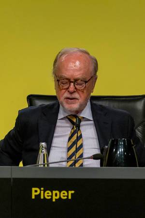 Borussia Dortmund Hauptversammlung mit Gerd Pieper in gelb-schwarz-gestreifter Krawatte