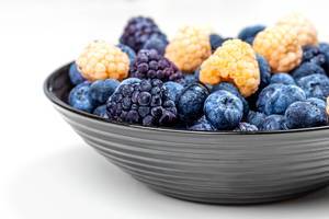Bowl with blueberries, yellow raspberries and mulberries (Flip 2020)