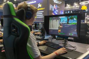 Boy plays Forinte at German games fair Gamescom