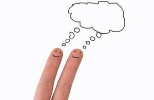 Brainstorming: zwei angemalte Finger überlegen sich gemeinsam neue Ideen in einer leeren Gedankenblase