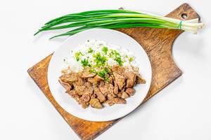 Braised chicken liver with hearts and boiled rice with fresh onion and parsley (Flip 2019)