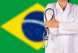 Brasilianisches Gesundheitssystem symbolisiert durch die Nationalflagge und eine Ärztin mit Stethoskop in der Hand