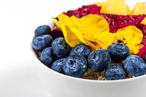 Breakfast with oatmeal, blueberries, pitahaya, pineapple and flowers (Flip 2020)