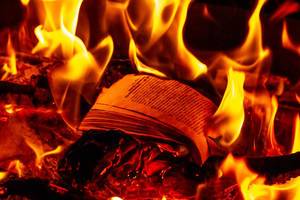Brennendes Buch mit hellen Flammen als Hintergrund