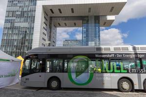 Brennstoffzellen-Hybrid eingesetzt als Stadtbus in Köln, fährt mit umweltfreundlichem Wasserstoff-Antrieb