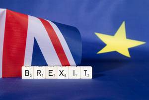 Brexit-Text mit britischer und EU-Flagge
