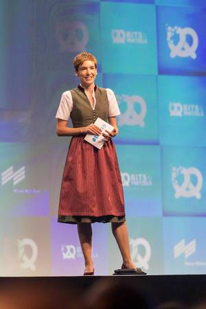 Britta Weddeling moderiert die Gründerkonferenz Bits & Pretzels und führt Interviews in bayrischem Dirndl