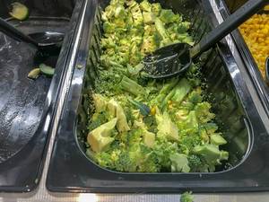 Brokkoli als Rohkost-Snack an der Salatbar im Rewe