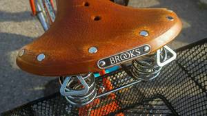 Brooks Fahrradsitz im Vintage Stil aus brauem Leder mit Metallfedern