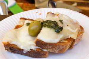 Brot mit Provolino-Käse und Basilikumpesto