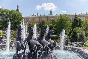 Brunnen mit vier galoppierenden Pferden am Manege-Platz in Moskau