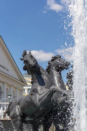 Brunnen und Pferde-Skulptur am Manege-Platz