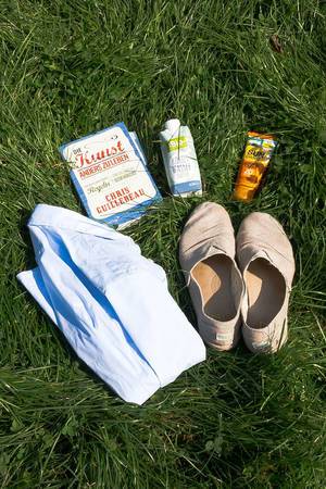 Buch, Kokoswasser, Sonnencreme, Hemd und leichtes, luftiges Schuhwerk