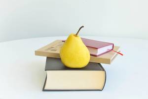 Bücher und Obst