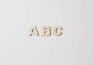 Buchstaben vor weißem Hintergrund: ABC