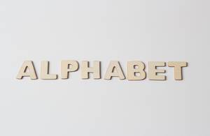 Buchstaben vor weißem Hintergrund: ALPHABET