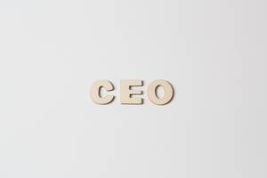 Buchstaben vor weißem Hintergrund: CEO