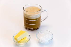 Bullet Proof Coffee mit Butter und MCT-Öl aus Kokosöl, für eine gesteigerte Produktivität, Energiegewinnung und Abnehmhilfe