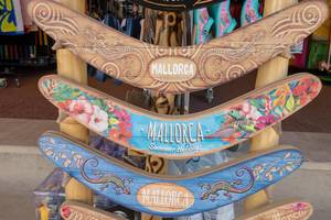 Bumerangs aus Holz mit bunten Mallorca-Motiven