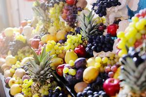 Bündel von Früchten: Trauben, Birnen, Ananas, Äpfeln, Pflaumen und Orangen