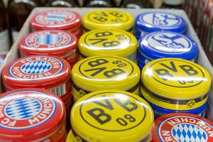Bundesliga-Auftakt im Supermarkt, mit Fanartikel der Fußballclubs Bayern München, BVB und Schalke 04