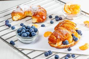 Buns with blueberries and Mandarin slices