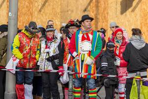 Bunt verkleidetes Publikum beobachtet das Defilee - Kölner Karneval 2018