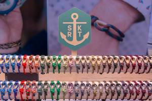 bunte Armbänder für Seemänner aus nachgebildeten Tauen und Ösen auf Holz