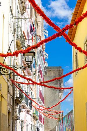Bunte Girlanden zwischen Häusern in Lissabon