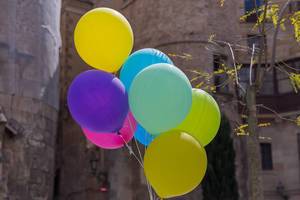 Bunte Helium-Luftballons vor der gotischen Kathedrale und Metropolitankirche im Erzbistum Barcelona, Spanien