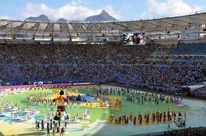 Bunte Performance auf dem Maracanã-Stadion - Fußball-WM 2014, Brasilien