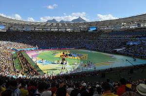 Bunte Performance auf dem Maracanã-Stadion in Rio de Janeiro - Fußball-WM 2014, Brasilien