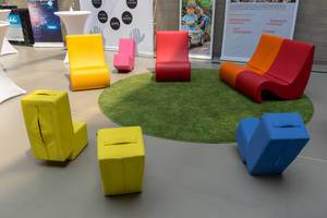 Bunte, ungewöhnlich geformte Stühle im Besucherbereich beim Barcamp 2018