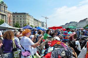 Bunter Stoffverkauf und Kleiderbuden auf einem Flohmarkt