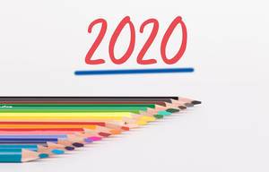 Buntstifte vor weißem Hintergrund mit rotem "2020" Text