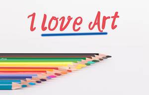 Buntstifte vor weißem Hintergrund mit rotem "I love art" Text