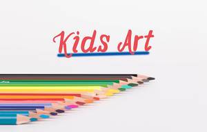 Buntstifte vor weißem Hintergrund mit rotem "Kids Art" Text