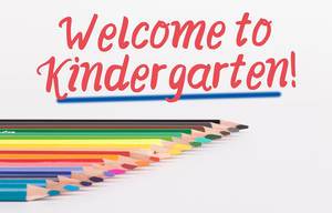 Buntstifte vor weißem Hintergrund mit rotem "Welcome to Kindergarten!" Text