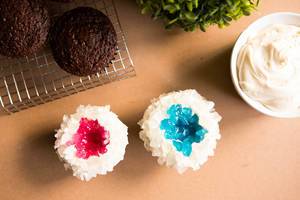 Buntverzierte Schokoladenmuffin-Gebäck mit rotem und blauem Topping