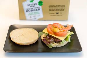 Burgerbrötchen mit Salat, Käse,Tomaten und Dip für den Veggie-Burger aus dem Beyond Meat Set mit pflanzlichen und veganen Burgerbratlingen