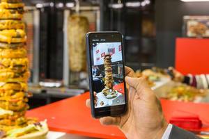 Burgerturm wird von einem Smartphone fotografiert