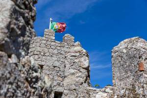 Burgturm mit portugiesischer Flagge