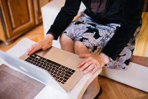 Businessfrau arbeitet von zu Hause an Laptop und geniesst Home Office