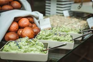 Butter mit frischen Kräutern, Lavendel und frisch gebackenes Brot