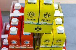 BVB Eistee Pfirsich und FC Bayern München Eistee Wildkirsche: Getränke für Fußballfans beim Fußballabend