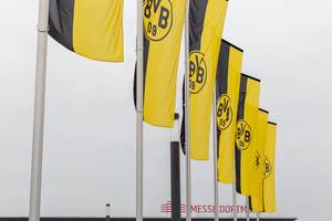 BVB-Flaggen in den Mannschaftsfarben am Messegelände Dortmund