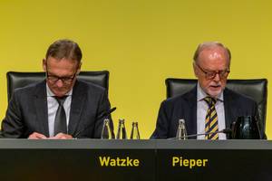 BVB-Geschäftsführer Hans-Joachim Watzke und Gerd Pieper auf der Aktionärsversammlung in Dortmund