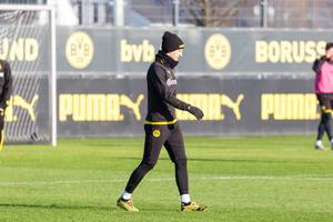 BVB-Kapitän Marco Reus trägt eine Mütze und Winter-Trainingsklamotten auf dem Platz