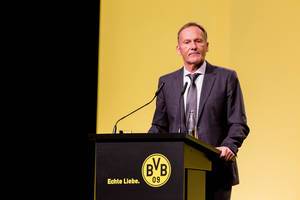 BVB-Vereinsfarben auf der Hauptversammlung: Nahaufnahme des Geschäftsführers von Borussia Dortmund Hans-Joachim Watzke am Rednerpult