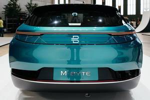 Byton M-Byte Konzept eines zukünftigen selbstfahrenden Autos aus der Rückansicht